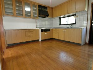 安房郡鋸南町中佐久間の中古住宅、Ｌ型の大きなキッチンだな