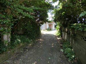 館山市波左間、海岸近くの広い土地、更に奥へと進みます