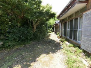 館山市波左間、海岸近くの広い土地、修繕して利用する選択も