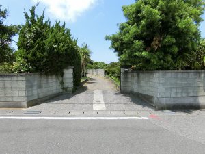 館山市波左間、海岸近くの広い土地、物件は古家付の土地です