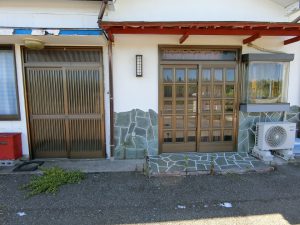 南房総市和田町海発の売り物件、左が民宿で右が食堂の入口