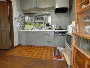 南房総市千倉町白間津の売中古住宅、奥にキッチンスペースです