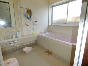 南房総市千倉町白間津の売中古住宅、そしてバスルームです