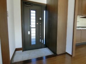室内側から玄関を見てます