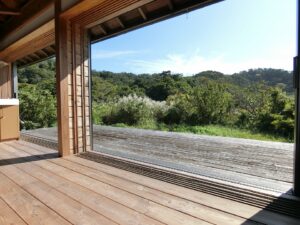 外の山並みを見る