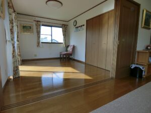 西側の洋室
