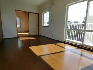 ２階洋室を西側から見ます