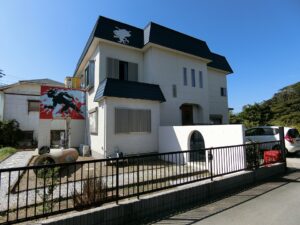 東側からの外構と建物