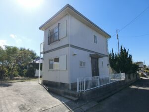 建物を北東側から見てます