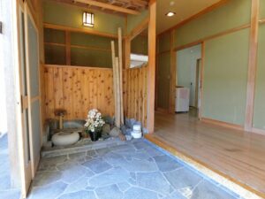 玄関を外から見てます