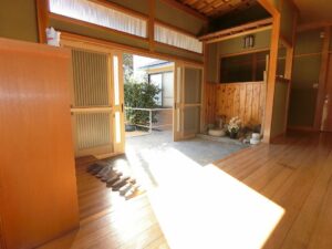 玄関を内側から