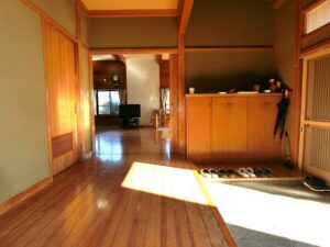 玄関からリビング方面を見た画像