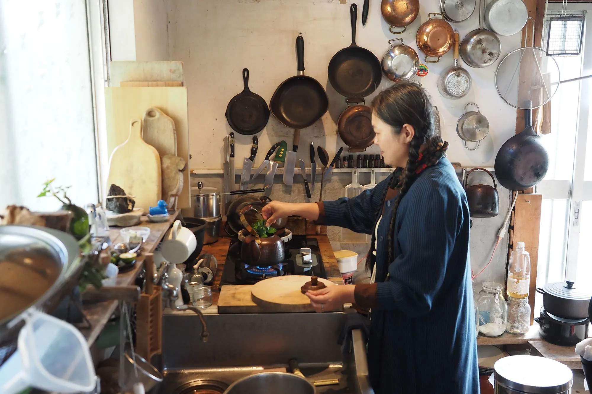 【庭で摘んだミントをお茶に加えるパットさん】