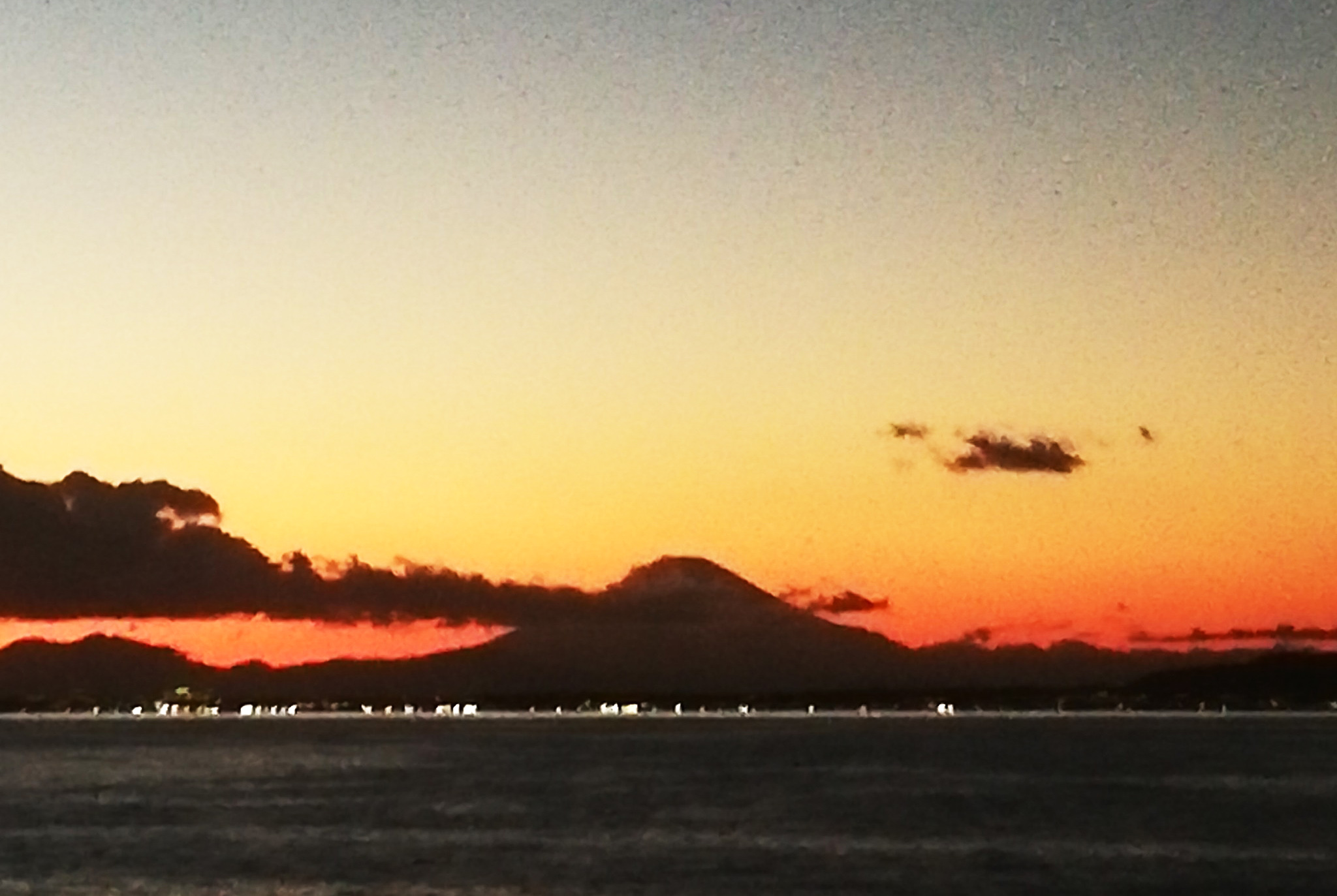 【加藤さんが保田海岸から眺めた夕焼けと富士山】