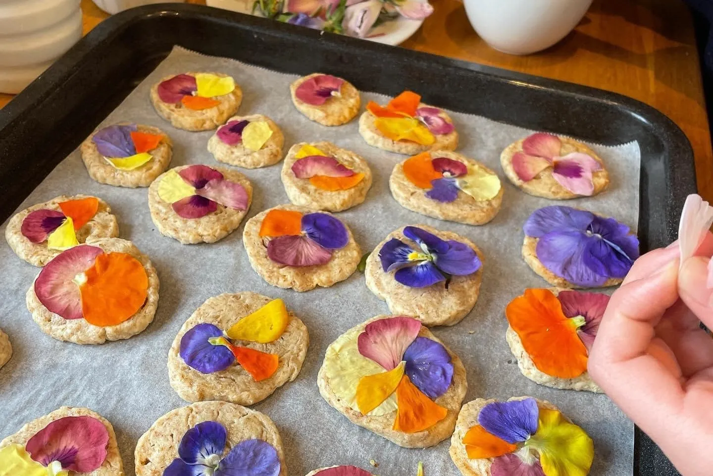 【庭で採れたハーブやエディブルフラワーでお菓子作り】