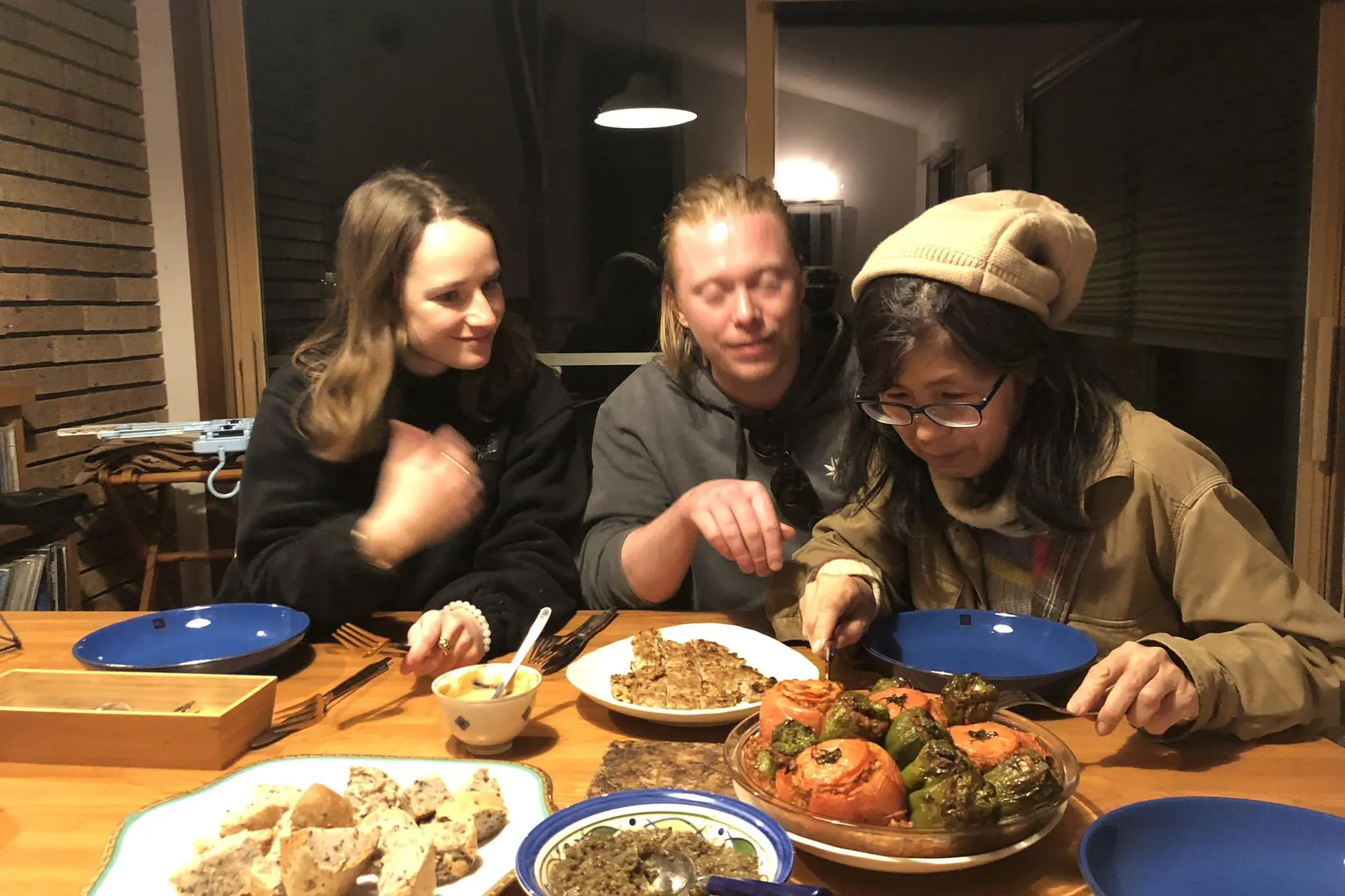 【ウーファーと食事を囲む深津さん】