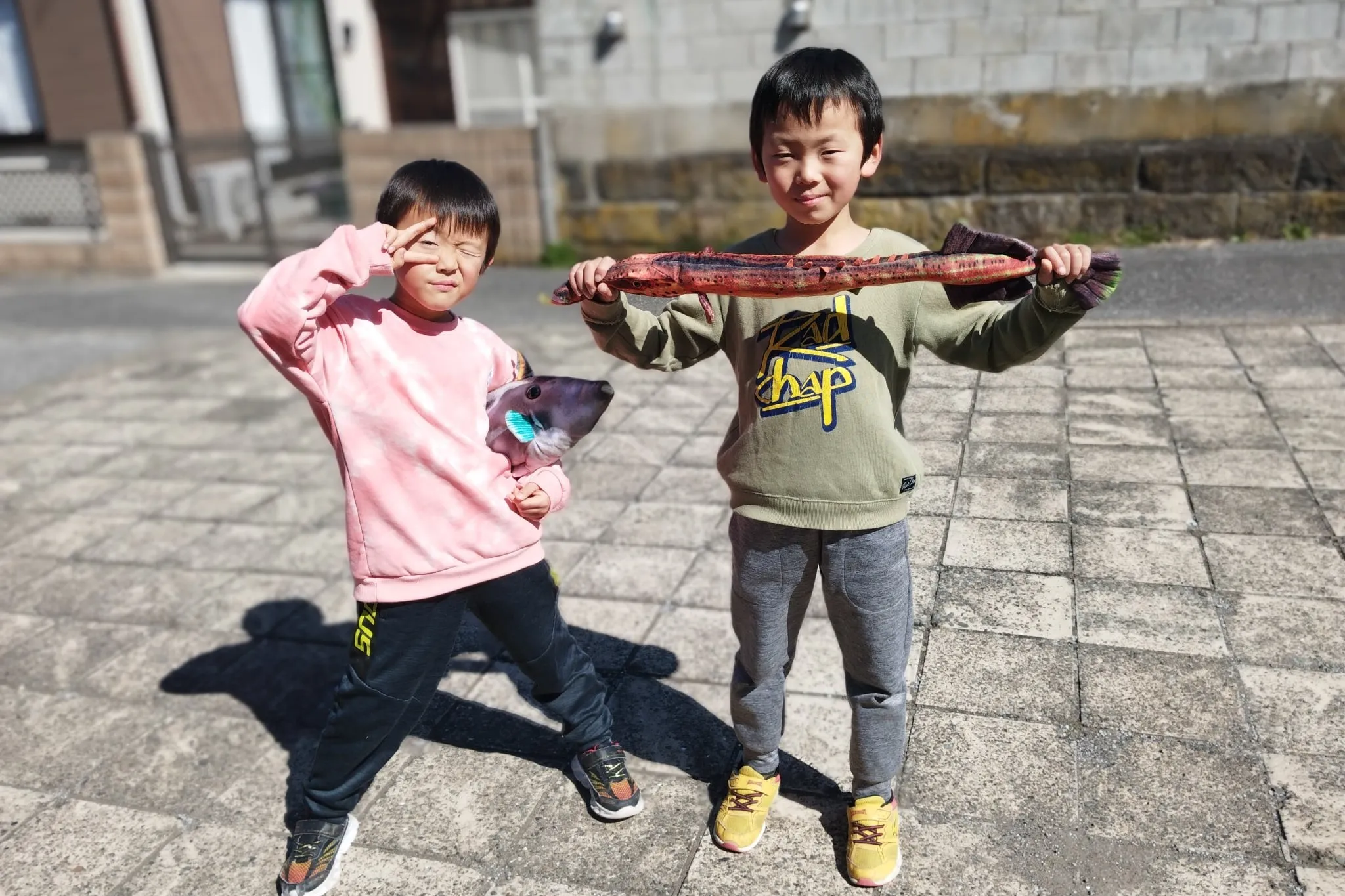 【さかなクンからプレゼントされたぬいぐるみを持つ子どもたち】