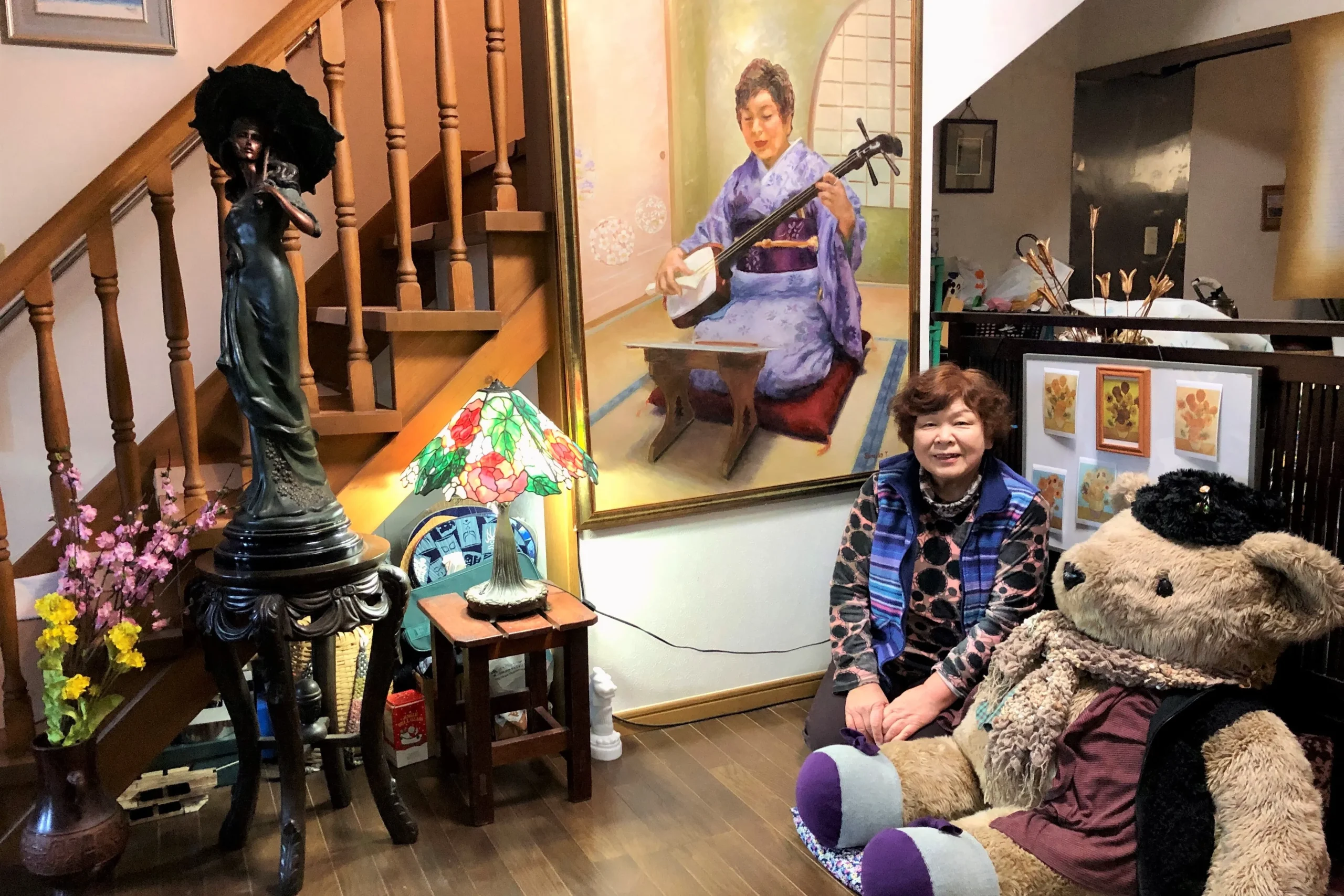 【ダイニングキッチン　三味線を弾く道子さんの絵は、画家の姉が描いてくれたもの】
