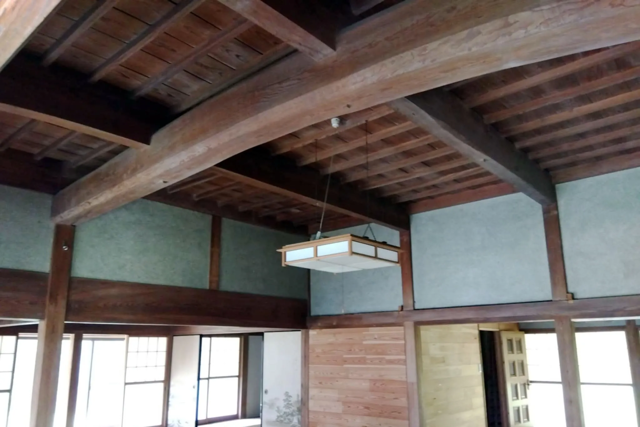 【立派な梁が見える部屋を床張りにリノベーショ】