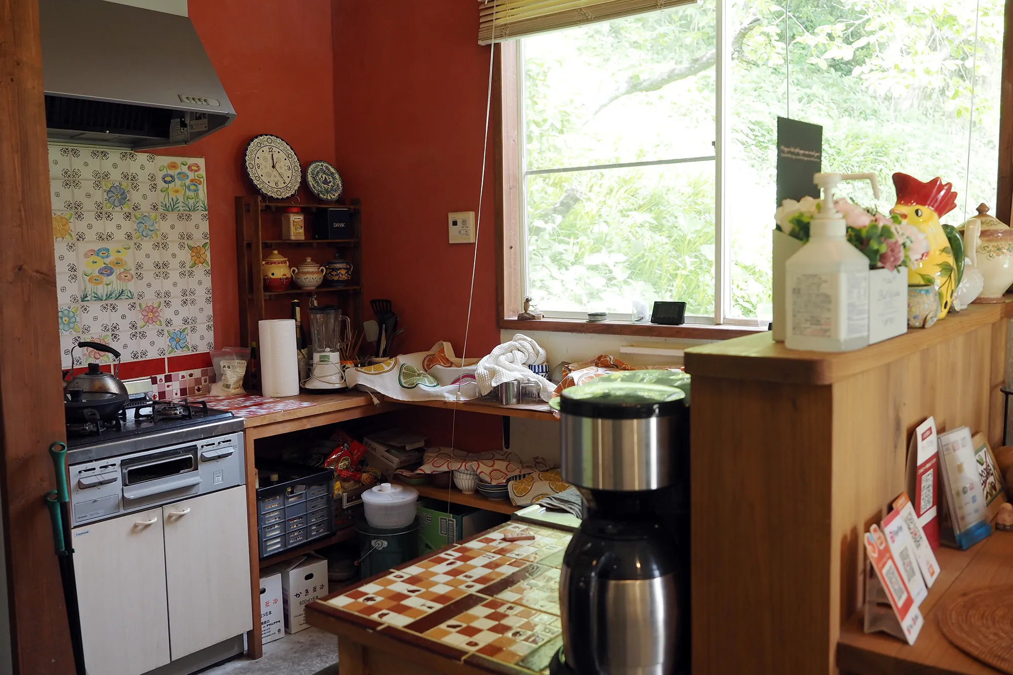 【使い勝手が良さそうな明るくコンパクトなキッチン】