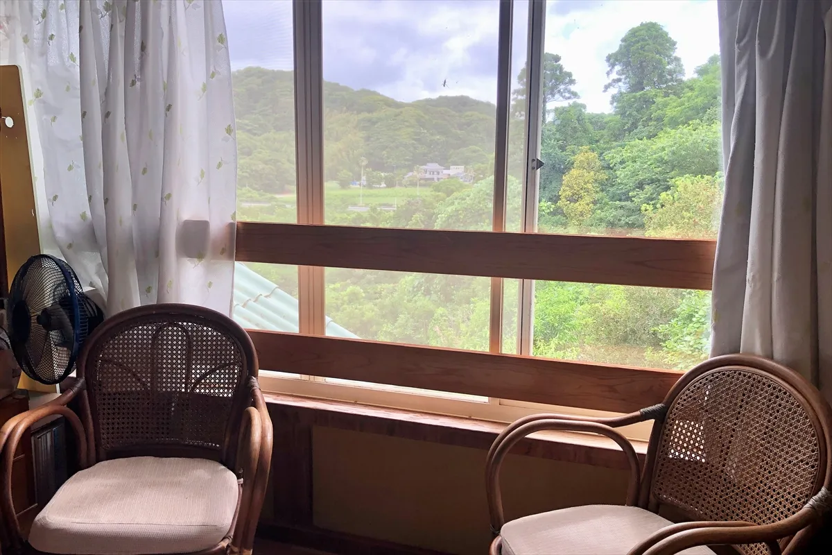 【2階の窓からは景色が遠くまで見渡せる】