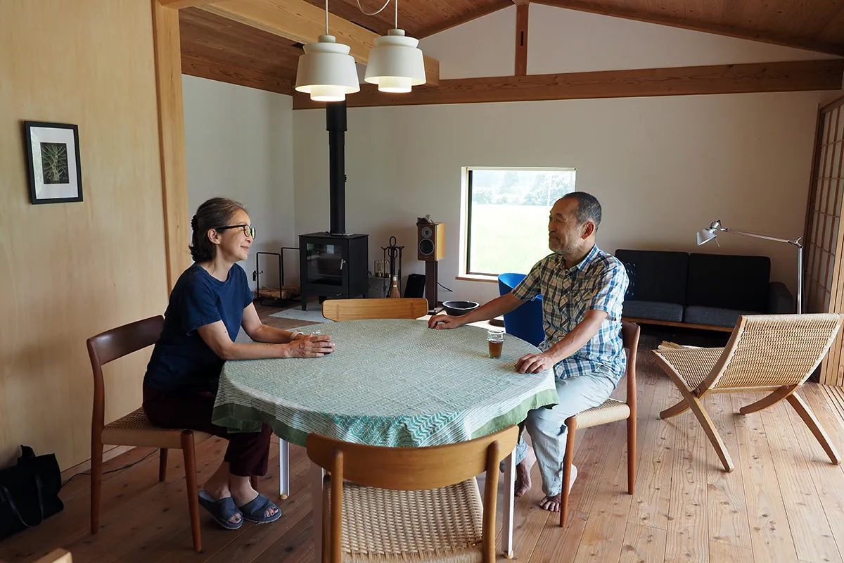 【漆喰が塗られた壁のリビングで】