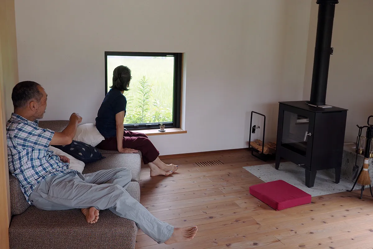 【オリジナルソファーで寛ぎながら田園風景を眺める】