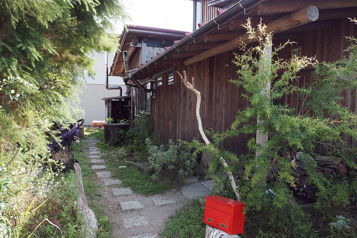 【玄関へ続くアプローチ】