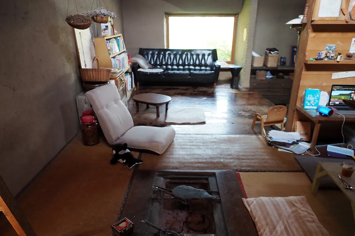 【囲炉裏がある部屋は畳、その向こうは板の間】