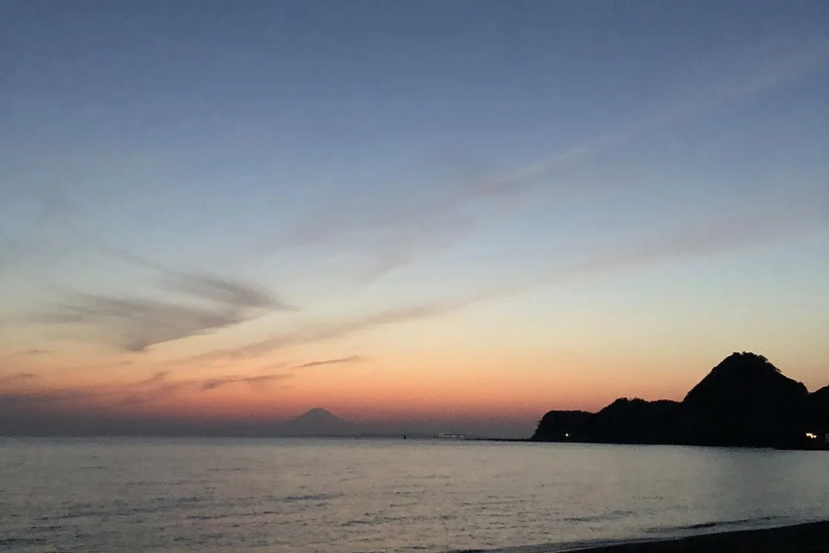 【夕暮れ時に浮かび上がる、岩井海岸からの富士山】