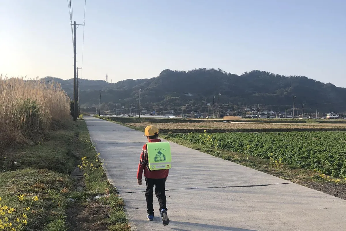 【家から歩いて学校へ向かう息子さん】