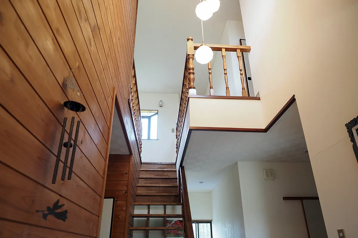 【玄関を入ると明るい吹き抜けが印象的な家】