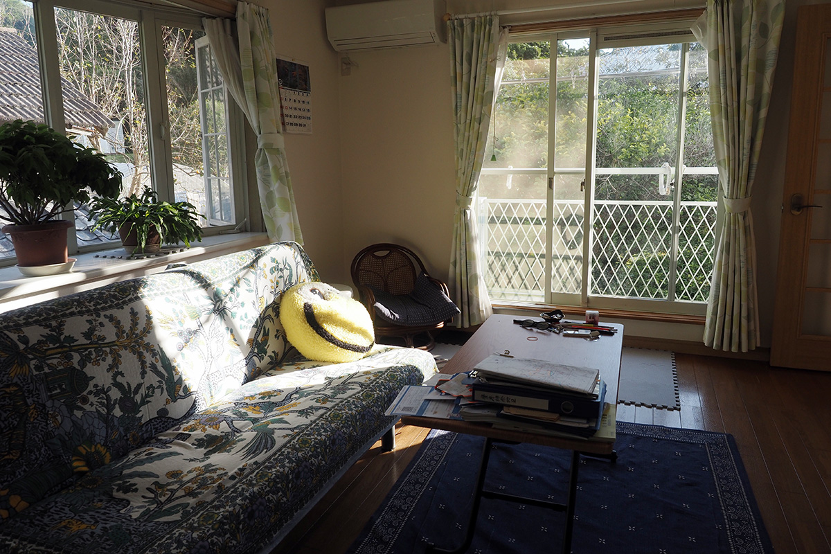 【近所の子どもが勉強に使うこともある日当たりの良いリビング】