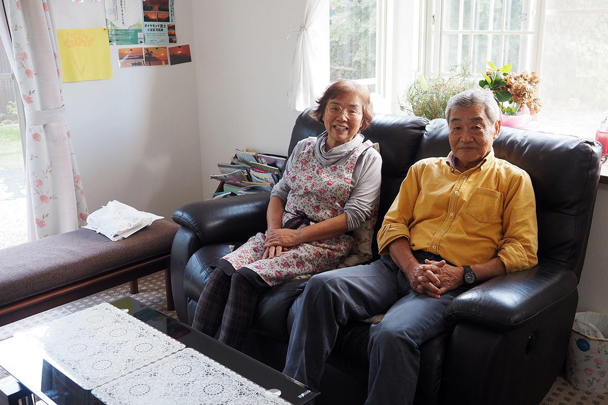 【いつものソファーでくつろぐ2人】