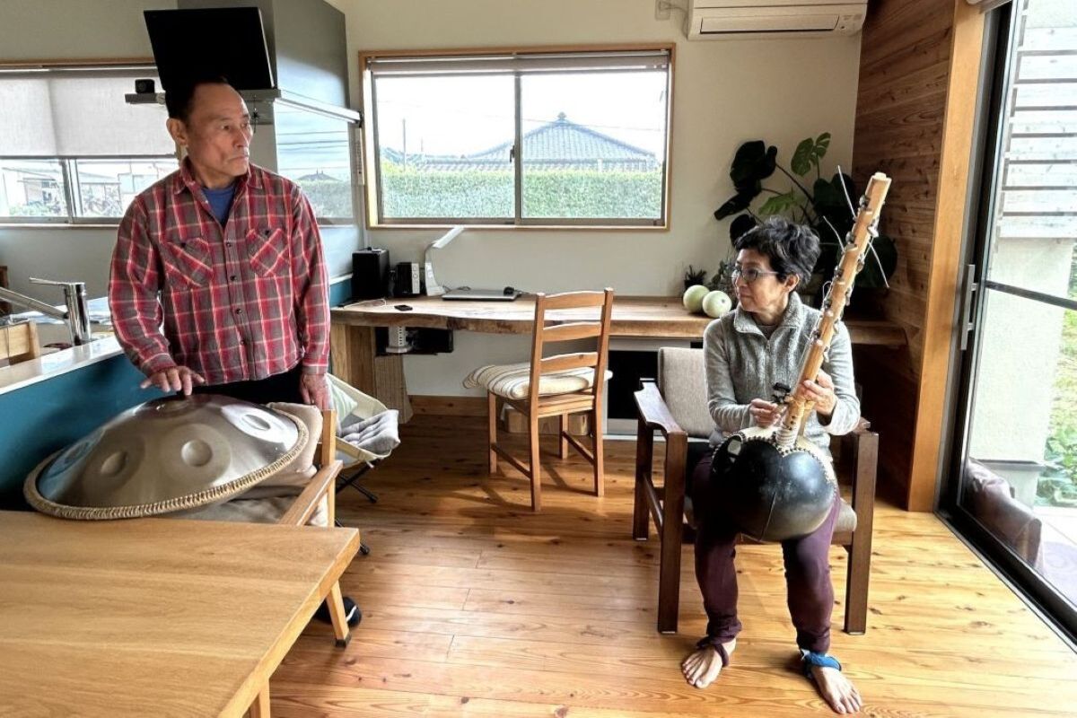 【夫婦で合奏。音合わせ、一瞬の集中!】