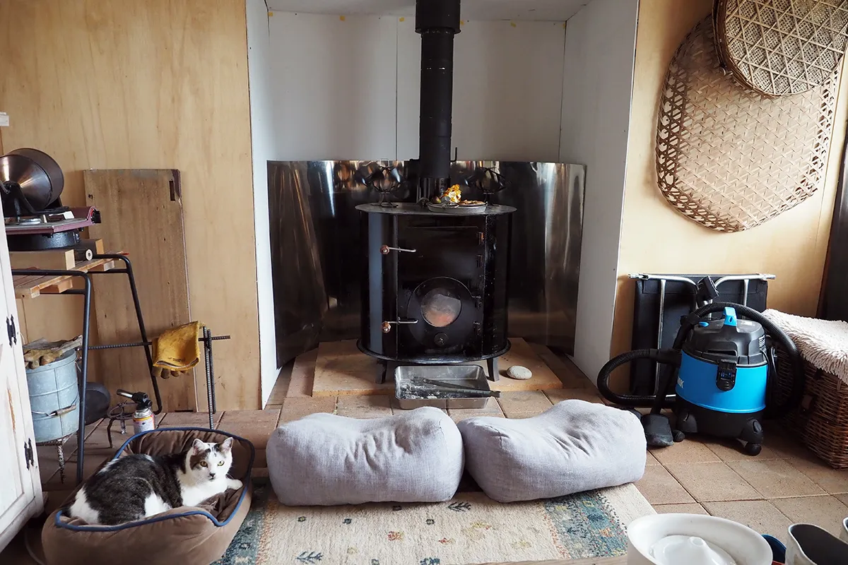 【手造りした土間空間】