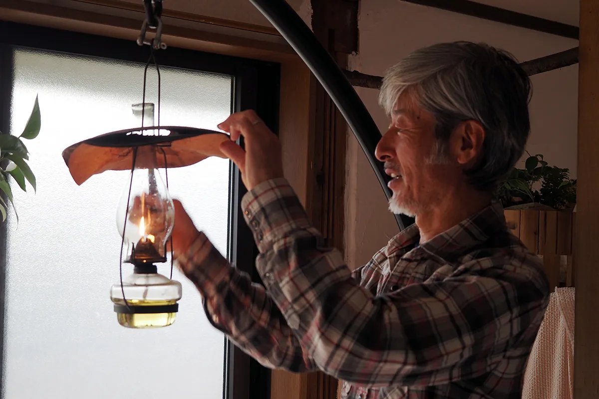 【千明さんのお母さんが使っていたというオイルランプに火を灯す】