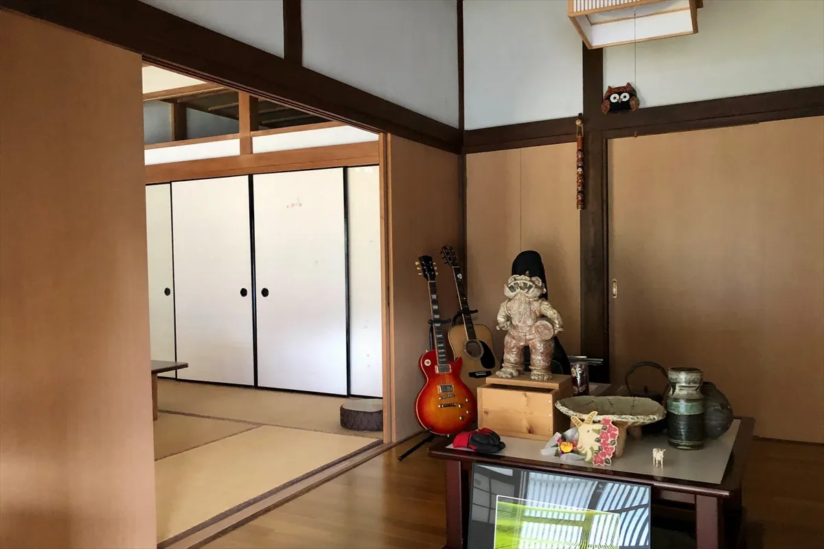 【平屋室内 陶芸作品と楽器も並ぶ】