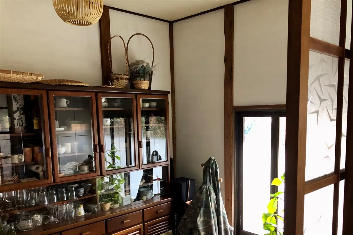 【土間の食器棚】