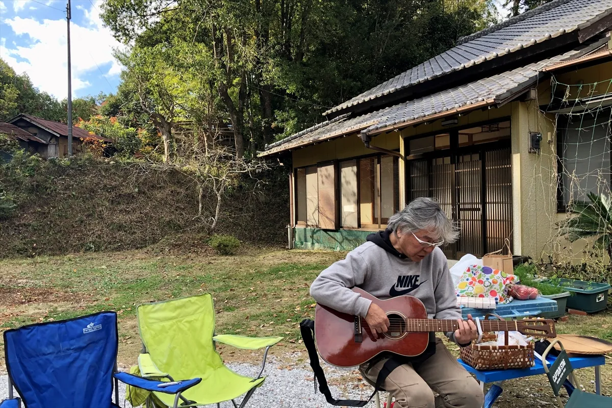 【ギターの弾き語りを披露する隆嗣さん】