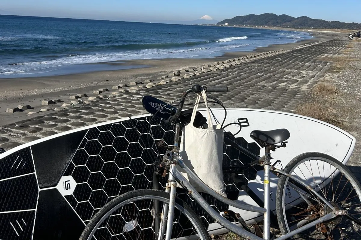 【遠く富士山をバックに、相棒の自転車とサーフボード】