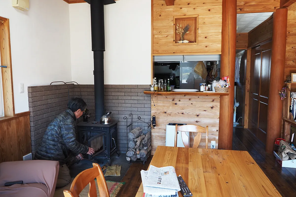 【薪ストーブが据えられたLDK】