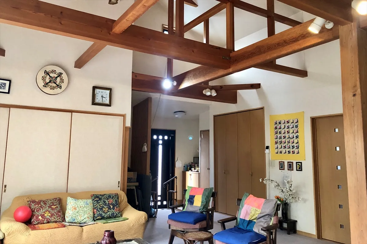 【玄関とリビング】