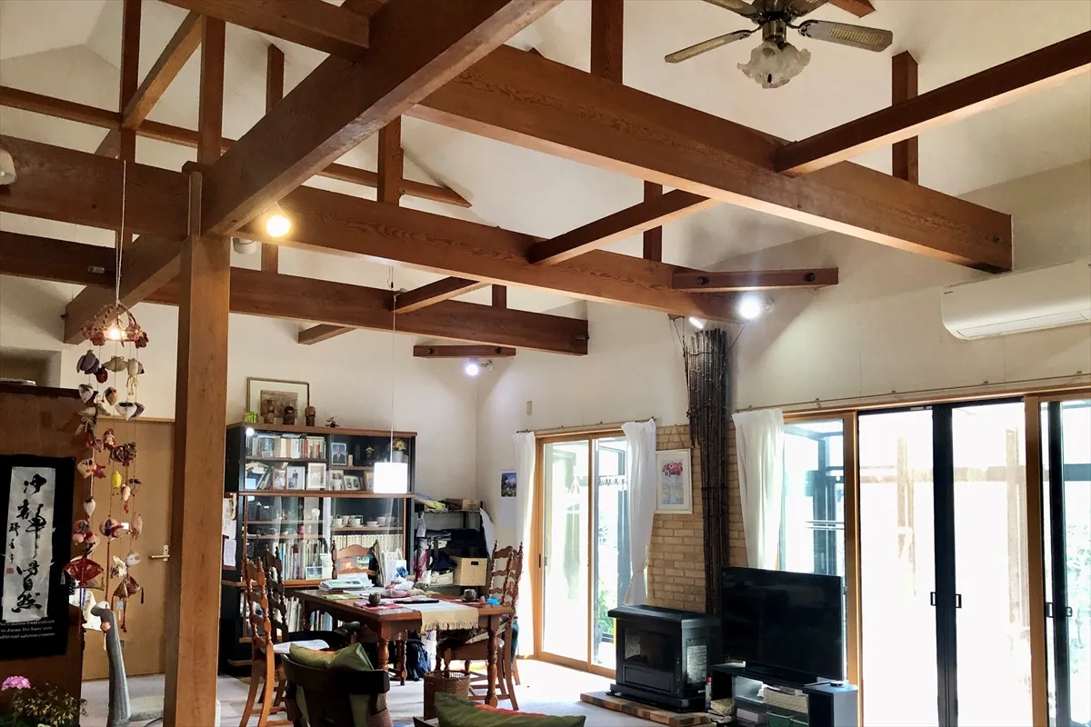 【リビング・ダイニング・キッチンと仕切りのない空間。窓の外はサンルーム】