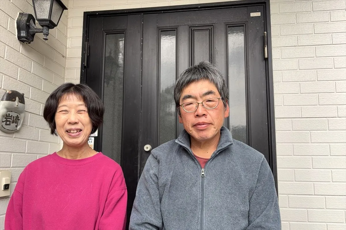 【玄関前で。三芳での暮らしを語るお二人】