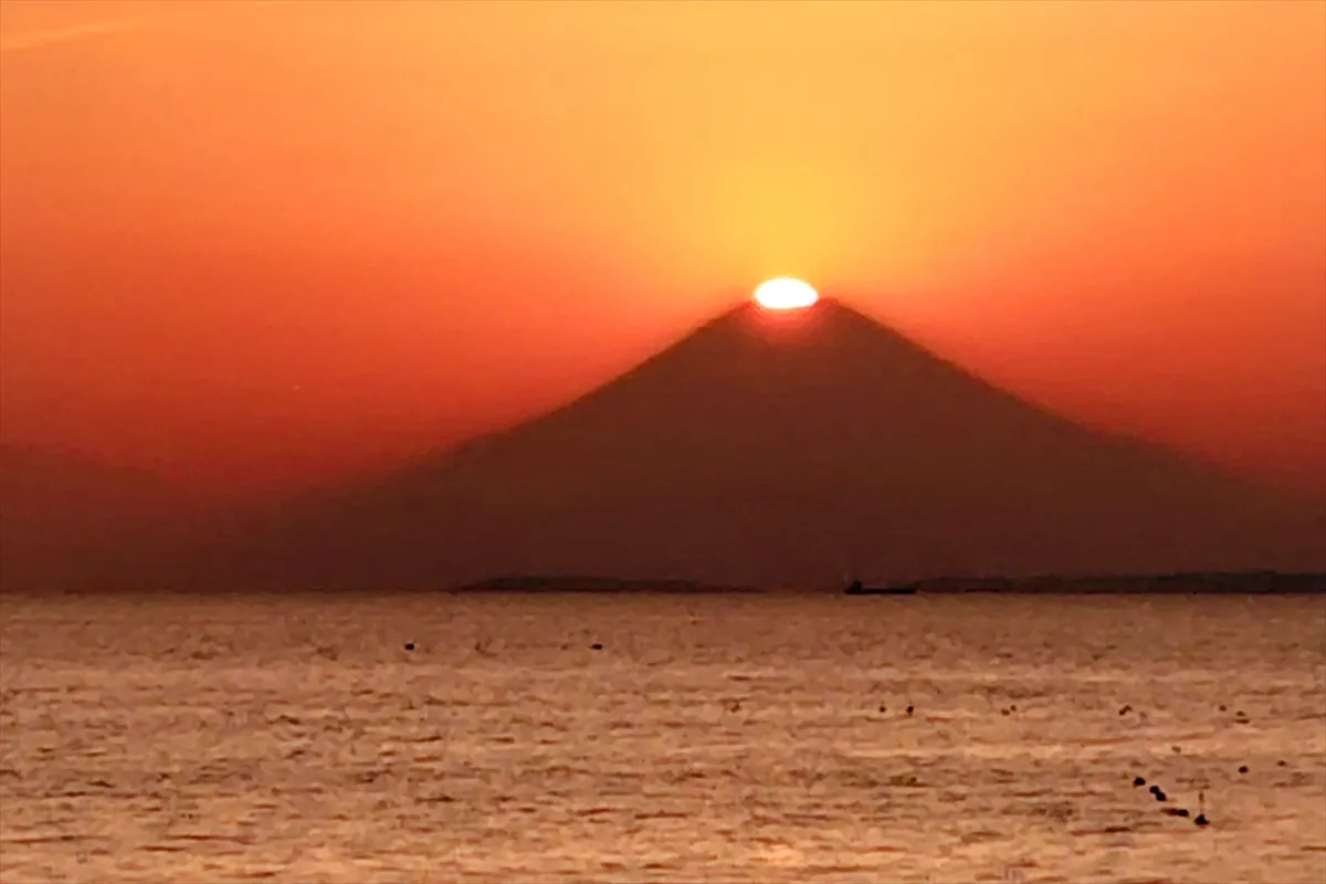 【ダイヤモンド富士。自宅近くの海で（正子さん撮影）】