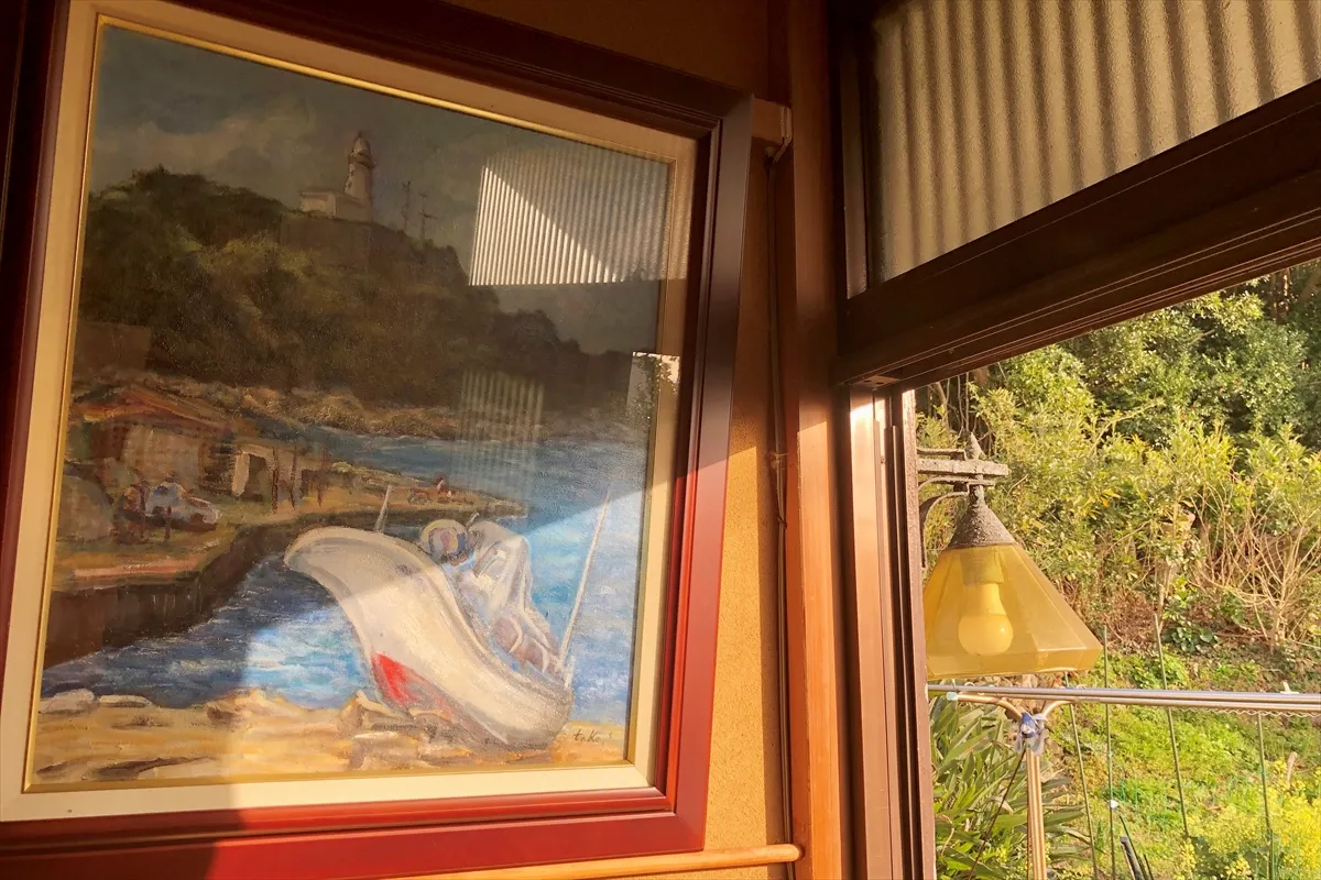 【玄関。こちらの絵画も枇杷のお礼にいただいたもの】