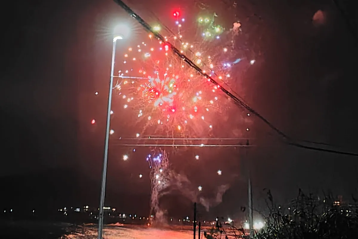 【海辺の花火大会。自宅近くから(正子さん撮影)】