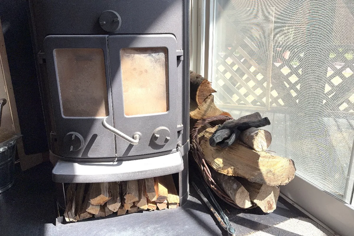 【リビングに設置された薪ストーブ】