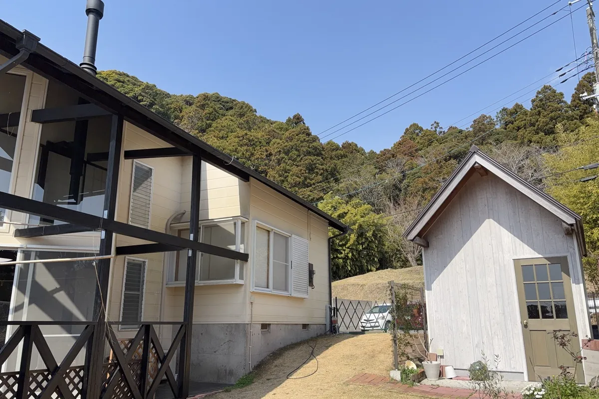 【三角屋根の物置】